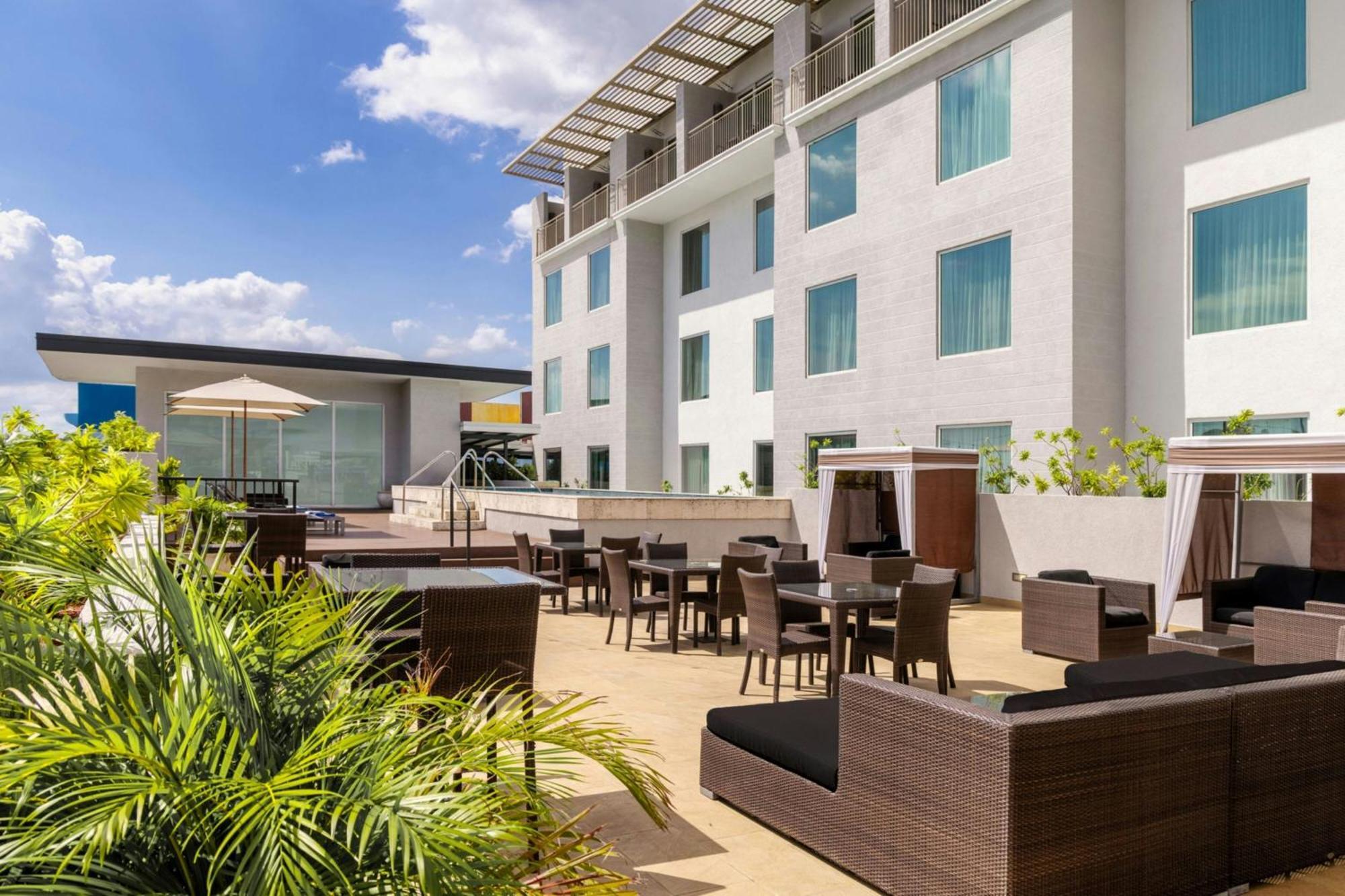 Hotel Courtyard By Marriott Kingston, Jamaica Extérieur photo