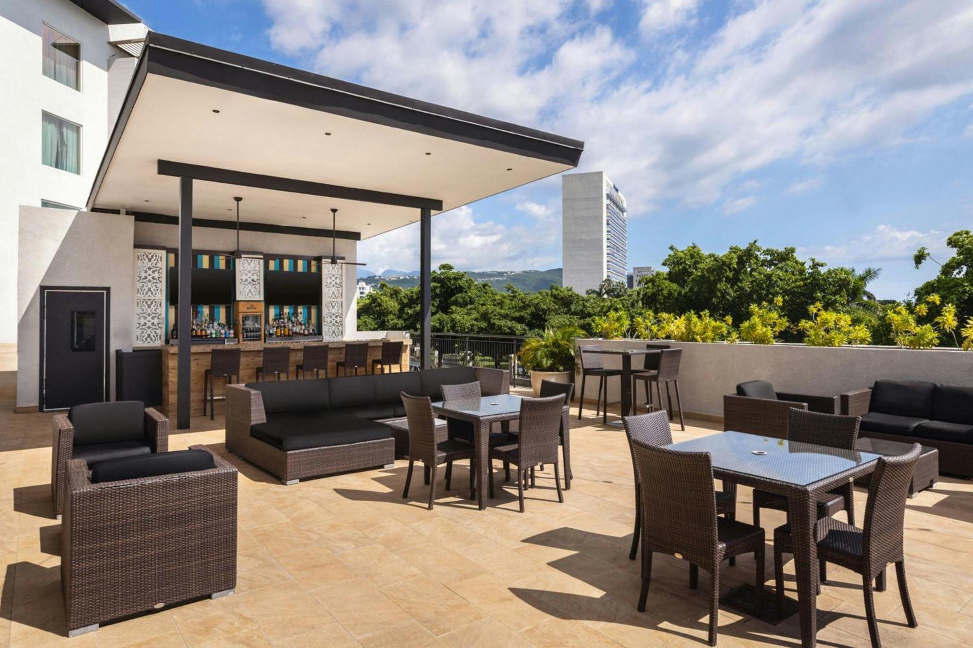 Hotel Courtyard By Marriott Kingston, Jamaica Extérieur photo
