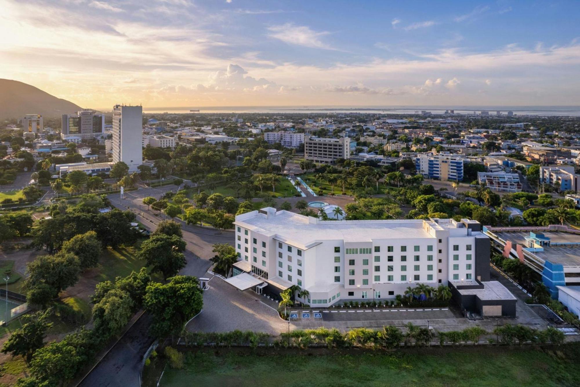 Hotel Courtyard By Marriott Kingston, Jamaica Extérieur photo