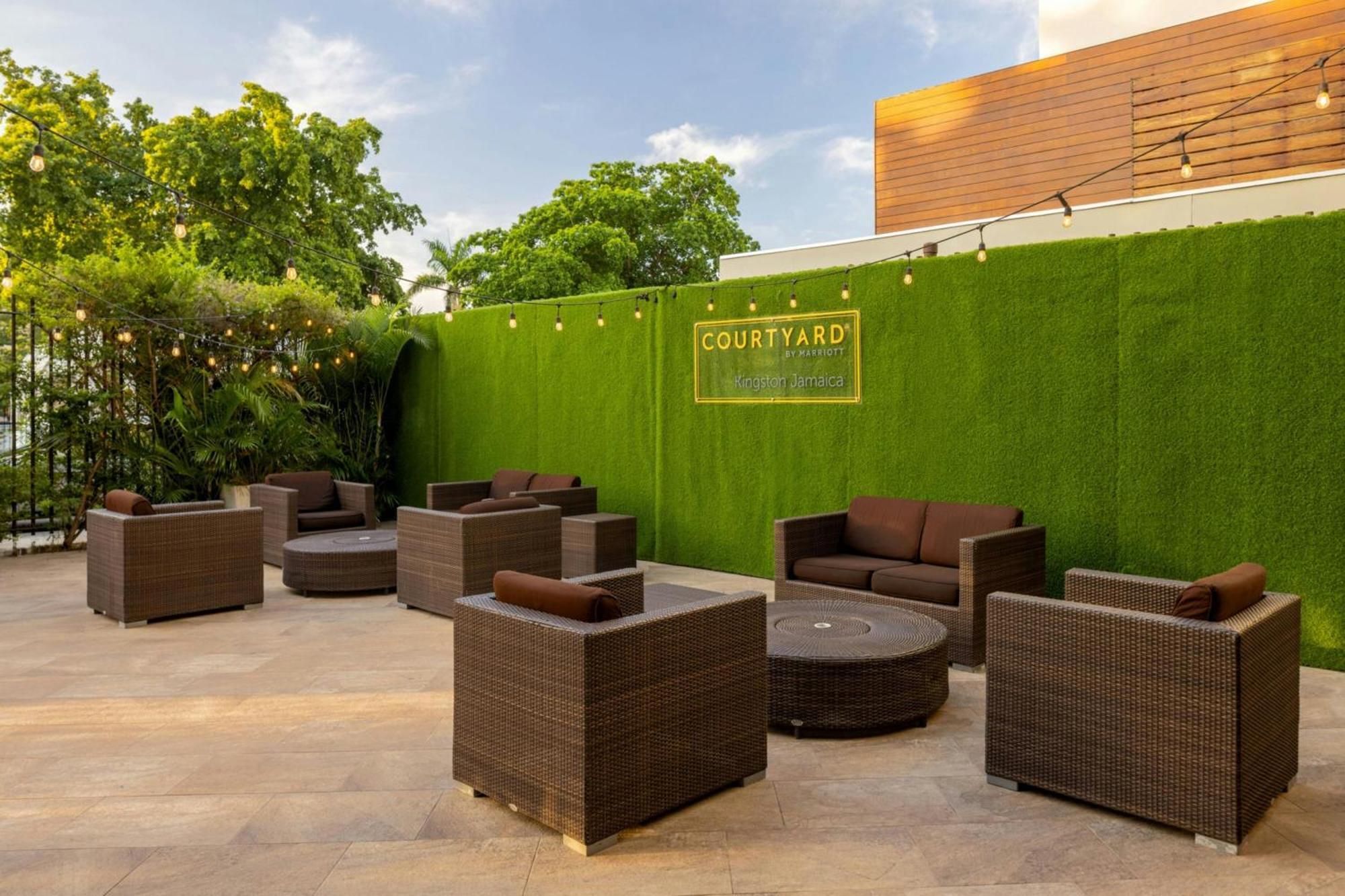 Hotel Courtyard By Marriott Kingston, Jamaica Extérieur photo