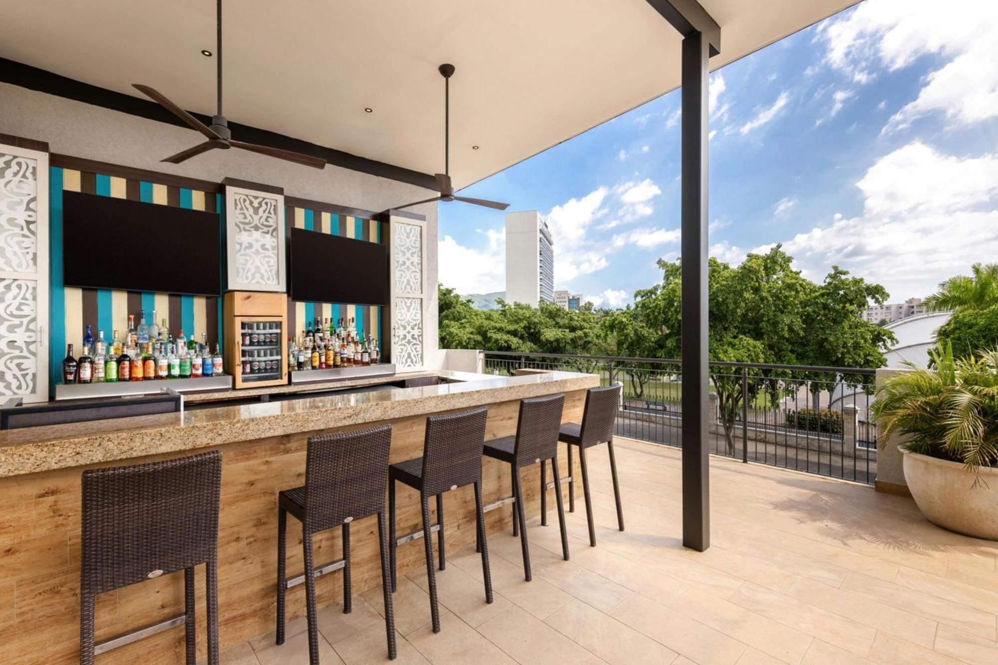 Hotel Courtyard By Marriott Kingston, Jamaica Extérieur photo