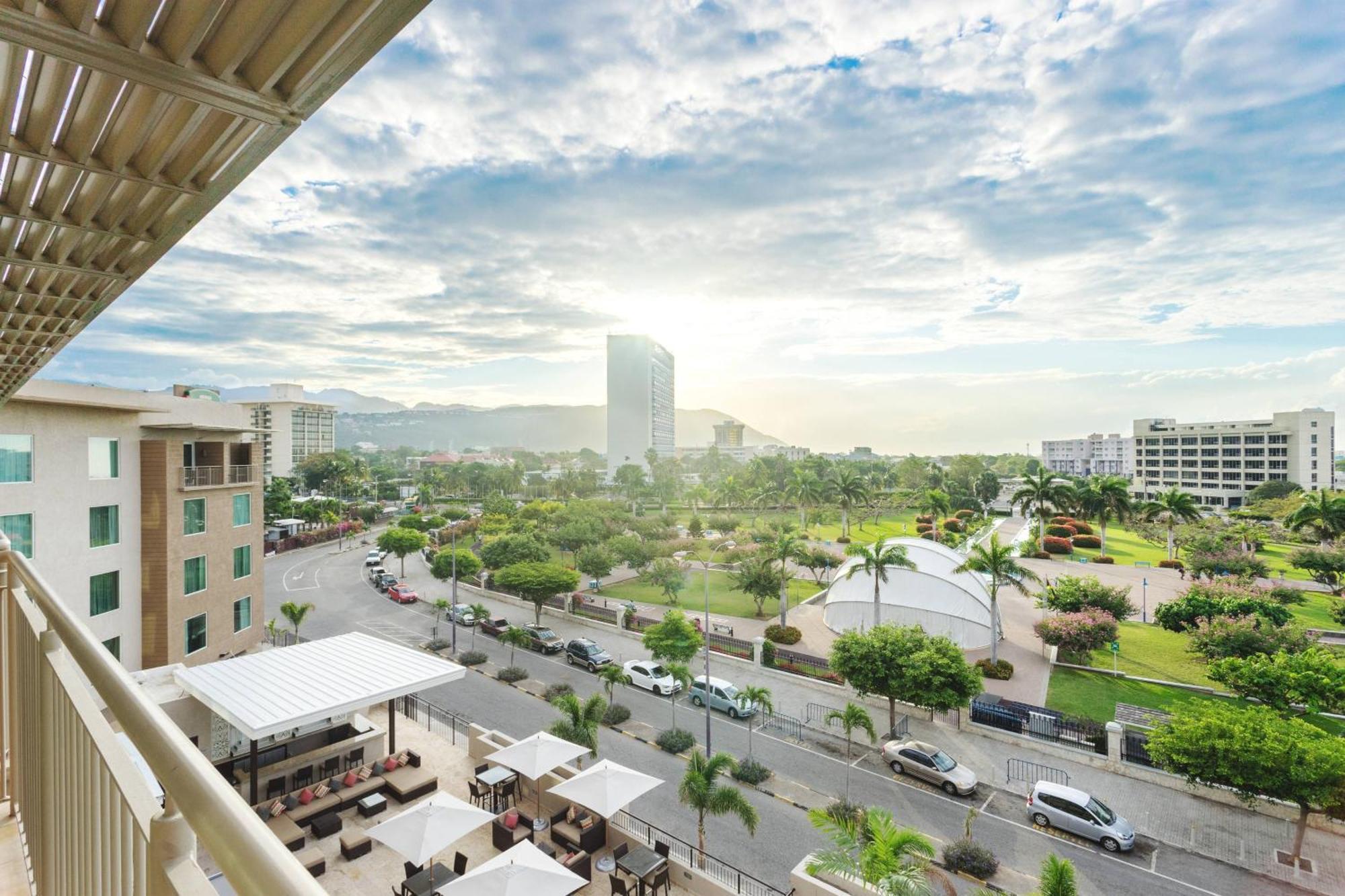 Hotel Courtyard By Marriott Kingston, Jamaica Extérieur photo